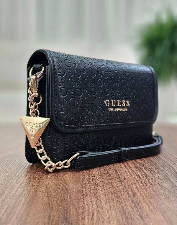 SaveClip.App_712326757_18266249656294085_1568679203654273649_n GUESS CARTERA MUJER INDIRA SHINY LOGO CROSSBODY NEGRO MONOGRAMA