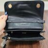 SaveClip.App_713463635_18266249665294085_7884622971414659710_n GUESS CARTERA MUJER INDIRA SHINY LOGO CROSSBODY NEGRO MONOGRAMA