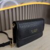 SaveClip.App_734988888_17898004863525407_5081247978951500846_n GUESS CARTERA MUJER INDIRA SHINY LOGO CROSSBODY NEGRO MONOGRAMA