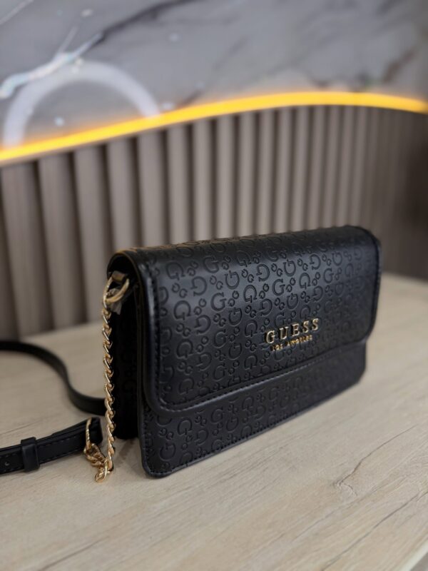 SaveClip.App_734988888_17898004863525407_5081247978951500846_n GUESS CARTERA MUJER INDIRA SHINY LOGO CROSSBODY NEGRO MONOGRAMA