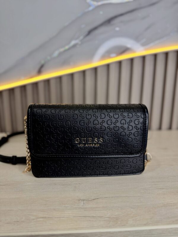 SaveClip.App_736296546_17898004845525407_3233759350826165779_n GUESS CARTERA MUJER INDIRA SHINY LOGO CROSSBODY NEGRO MONOGRAMA